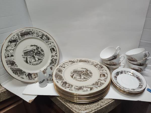 Vintage Pixie Kitchen Pixieland Oregon Coast Dinner Plates Cups Saucer 1