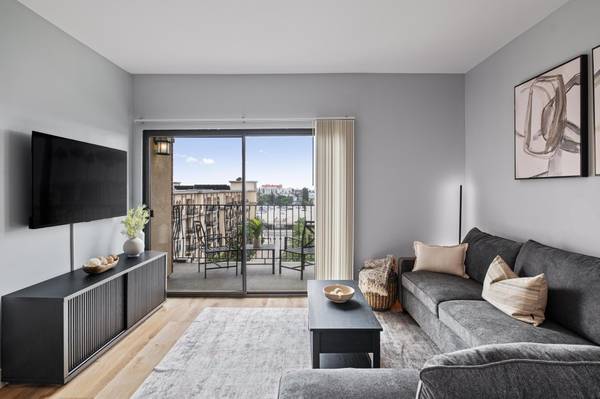 $2,850 / 1br - Cine con asientos de estadio, ubicado en Los Ángeles!, 1/BD (325 W. Adams Blvd., Los Angeles, CA)63953079604738120