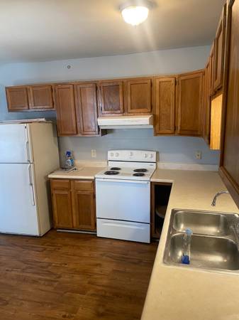 $2,900 / 3br - 1300ft2 - 3 bedroom apartment in Burlington - INCLUDES HEAT, HOT WATER, WATER (King st)63784617573377121