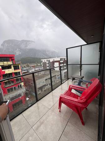 Penthouse, private 1.5 bed 2 bath BRIGHT condo 5
