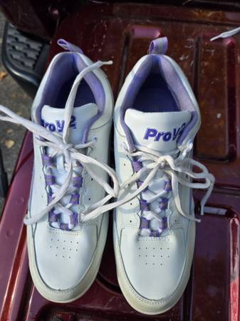 Women's 9.5 bowling shoes 1