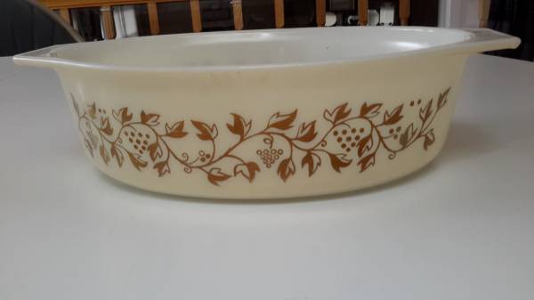 Pyrex 045 2.5 Quart Casserole White & Golden Acorn Grapes Ivy 1