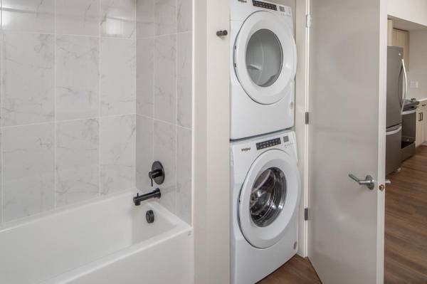 $2,002 / 1br - 696ft2 - Sophisticated 1 Bedroom, Walk-In Closet, Waterfront Views (Vancouver)63831466465667121