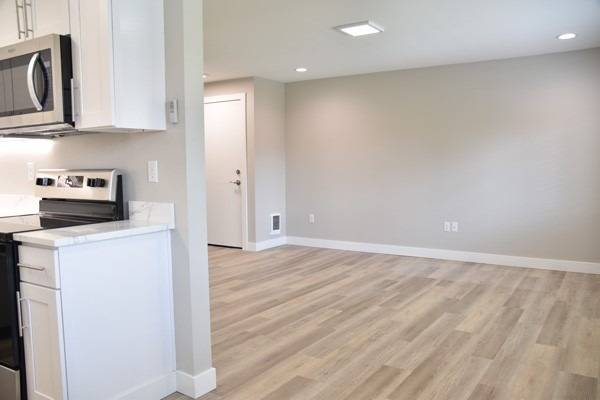 $1.795 / 1br - 690ft2 - ¡Totalmente renovado! Apartamento de 1 dormitorio y 1 baño, lavadora/secadora dentro, cocina moderna, piscina (Auburn, condado de South King)63850754734595123
