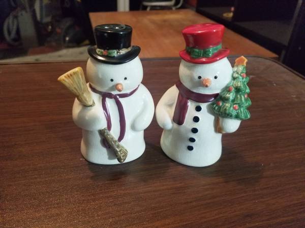 Salt & pepper shakers christmas themed 1
