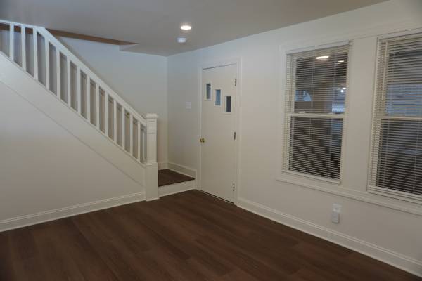 $1,800 / 3br - 1152ft2 - Casa SFD remodelada de 3 habitaciones y 2 baños con patio cercado y garaje de almacenamiento (Dundalk)63694965243649124