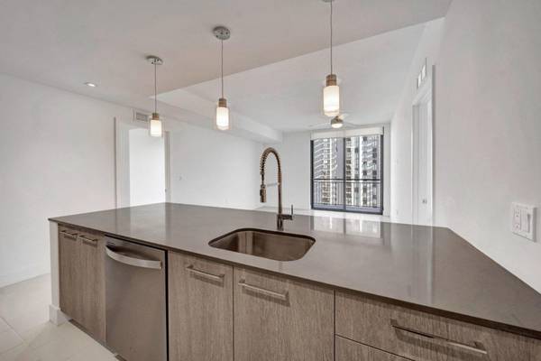 $2,160 / 646ft2 - ¡Aptos de Lujo con Vistas Excepcionales! Una Lista de Comodidades que Debes Leer. ¡Se Aceptan Mascotas! (Downtown Miami)64049276531203124