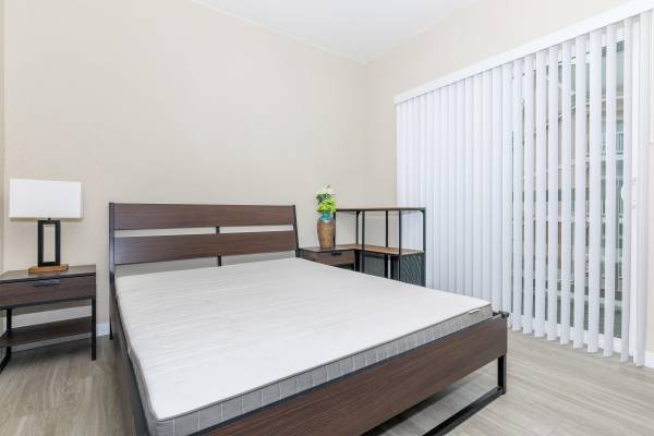 1 Bed, Vaulted Ceilings, Breakfast Bar 1