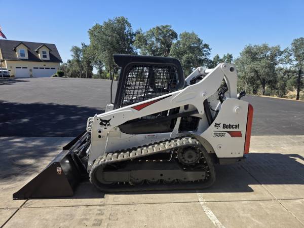 DEAL!! LIKE NEW!! LOW HOURS!!! BOBCAT T595 1