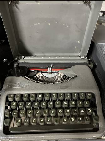 Vintage 1950s Hermes Rocket Typewriter In Cyrillic Typeface 1