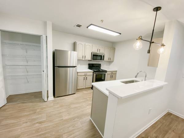 $1,210 / 2br - 1053ft2 - The Emerson - The Ellen (Bowling Green)63846718044929120