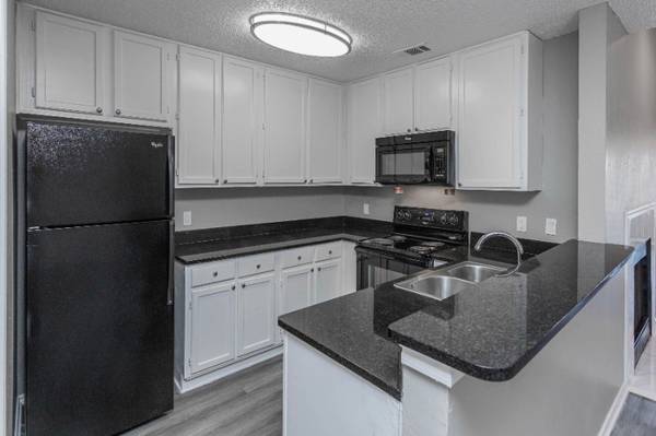 $1,280 / 2br - 925ft2 - Dishwasher, Fitness Center, Bay Windows (9707 Walnut Hl Ln, Dallas, TX)63936353019011123