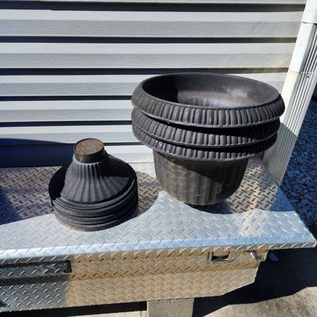 3 plastic planters 1