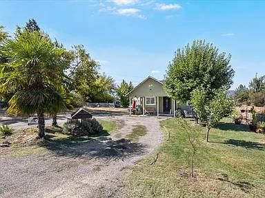 $360,000 / 4br - 1758ft2 - Beautifully Updated Home with Gourmet Kitchen & Double Family Rooms! (Medford)64318775845377120