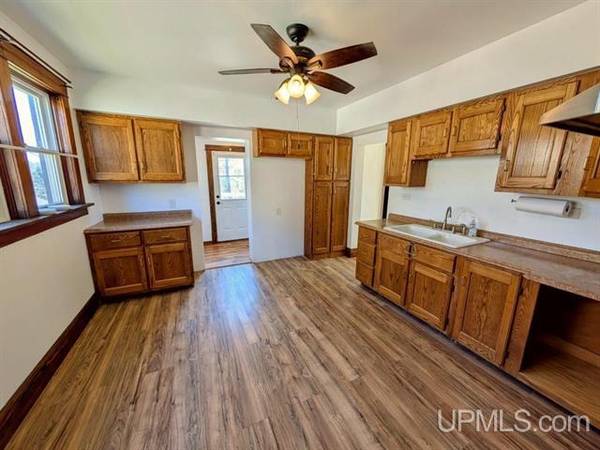 $142,700 3 BR, 1.5 BA Listo para mudarse MLS 50174441 (Crystal Falls)64151608430850124