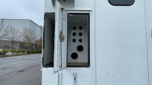 2008 Ford F550 11' ENCLOSED - Photo 14