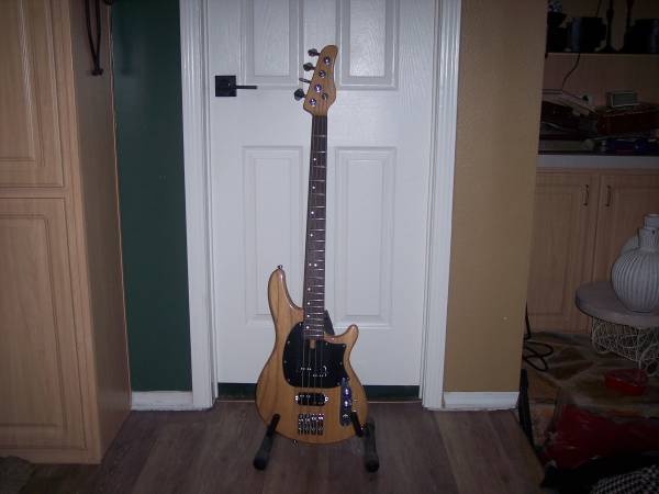 Schecter Diamond Series 4 string bass guitar/ Excellent condition 1