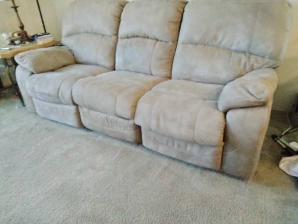 Couch Electric Reclines 1