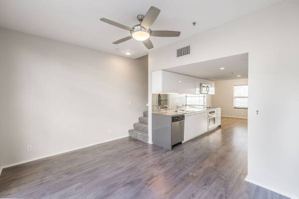 $2,795 / 2br - 940ft2 - Pet Friendly 2 Bedroom Townhome w/ Downtown View! (San Diego)63998604334211120