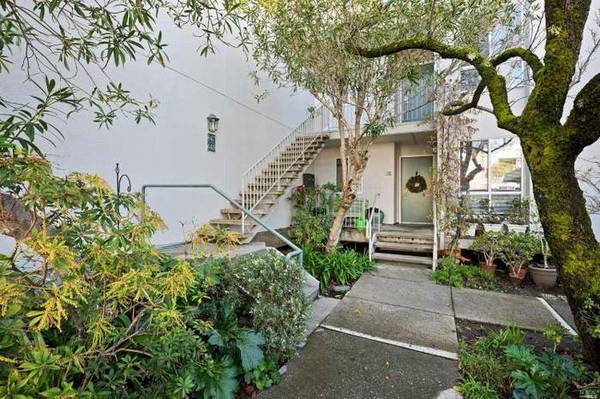 $1,820 / 1br - 968ft2 - Enjoy beautiful mornings on your private deck and watch the sunset ove (larkspur)63890429219714124