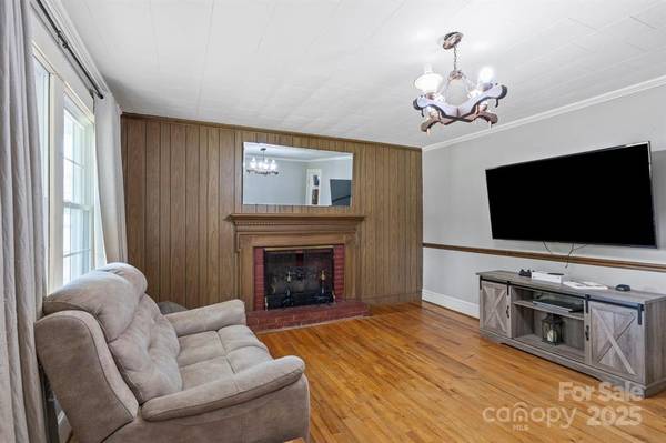 $189,900 / 2br - 1303ft2 - 187 Oakridge Drive (Forest City)64029207067011121