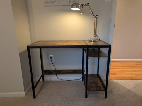 Small desk with storage shelves 1