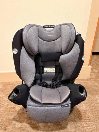 NEAR NEW - Evenflo Revolve 360 car seat for baby toddler infants convertible 1