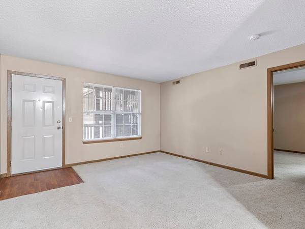 $945 / 2hab - 833ft2 - 🍹Baño de Sol y Estilo – 2Hab en 2do Piso, Listo para Vivir en Otoño (4419 1st Ave SW, Cedar Rapids, IA)63863566381953123