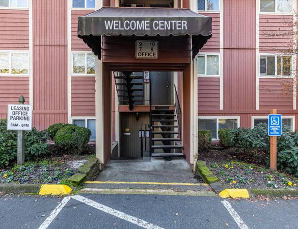 $1,450 / 2br - ¡Increíblemente asequible! Área de juegos en Spring Park // ¡1 mes gratis! (North Clackamas)63841707282433124