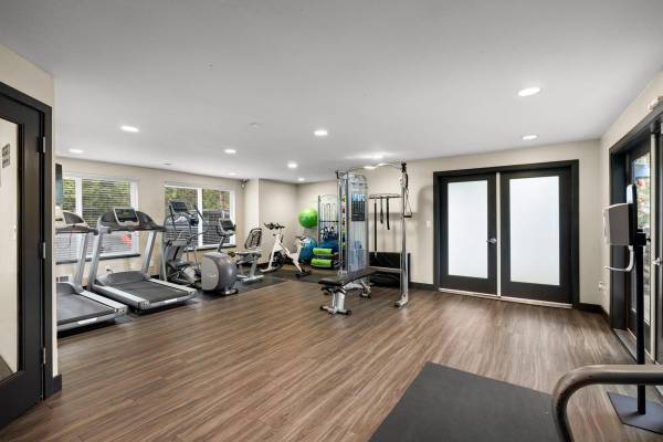 $1,932 / 1br - 650ft2 - Parrilla para barbacoa, cocina y baño renovados, patrulla de cortesía (6802 Coal Creek Parkway SE Newcastle, WA 98059)63852482098433124