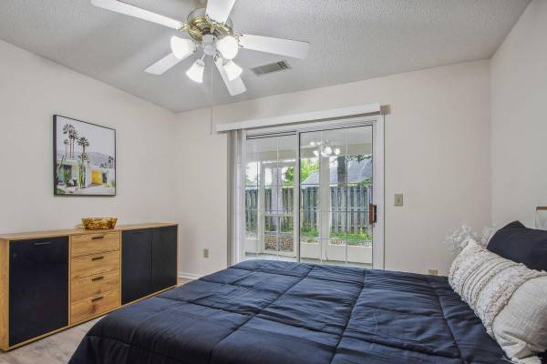 $1,459 / 2br - 1150ft2 - Convient Location, On-Site Parking, Outdoor Storage, Fenced Yard64015947120129122