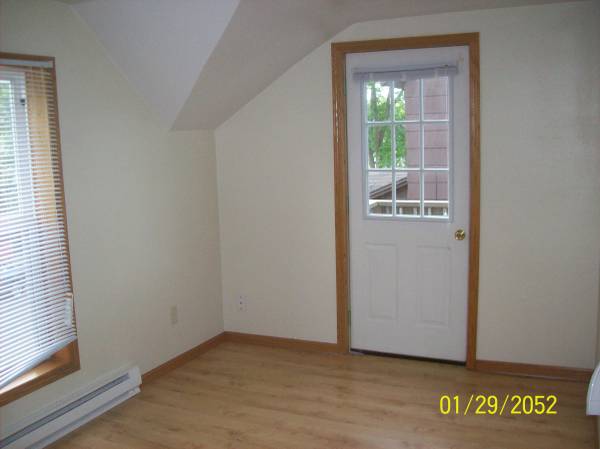 $635 upper efficiency downtown Eau Claire 828C (eau claire)63845960015363122