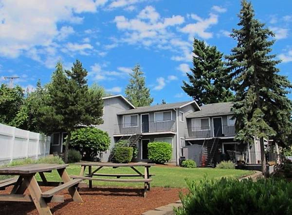$1,400 / 2br - Easy Freeway Access to I-5 & Balconies or Patios! - SW Portland 2 Bed (Portland)63914853400451124