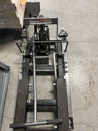 Pittsburg ATV/motorcycle lift 1500 pounds 1