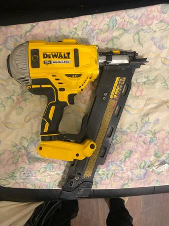 DEWALT 20V MAX* XR Brushless Cordless 21° Plastic Collated Framing Nailer. 1