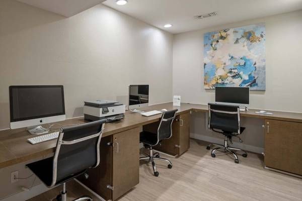 $3,213 / 2br - 1050ft2 - 2 habitaciones, en Thousand Oaks, cerca de Walnut Grove Park (491 W Gainsborough Rd, Thousand Oaks, CA)63668253724163124