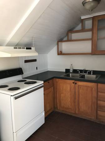 $1,050 / 1br - Charming 2 story, 1 BDRM 1 BA apartment close to town (Brattleboro)63784639331843122