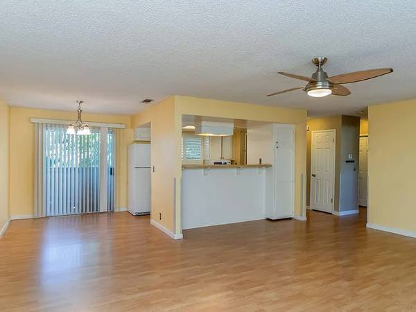 $900 / 2br - Modern 2BR with Carport & Washer/Dryer Hookups – Pet Friendly!64008333180161120