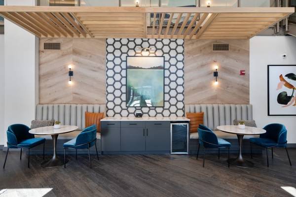 $3,586 / 1br - 990ft2 - 24-Hour Package Lockers, Open-Concept Living, Walk-In Closets (50 Forest St, Stamford, CT)64010165574147121