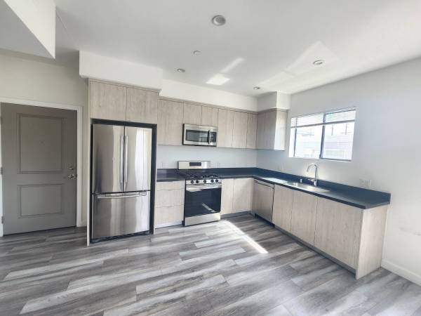 $3,000 / 3br - 1200ft2 - **NEWLY RENOVATED 3 BED, SS APPLS, CENTRAL AC, QUARTZ, BALCONY, PET OK (NORTH HOLLYWOOD)63953220625282120