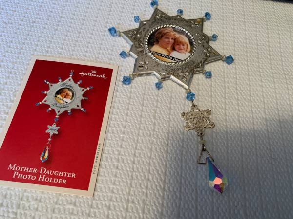 NIB '02 Hallmark Keepsake Mother - Daughter Photo Holder Ornament 1