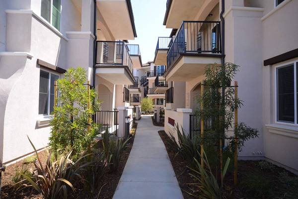 $2,650 / 2br - Large Closets, Charming Pathways, Dog Run (Thousand Oaks)63800712080513120