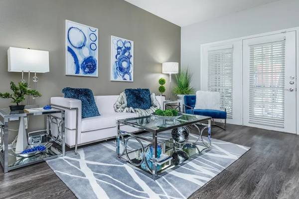 $1,775 / 2br - ¡Vida urbana con ambiente suburbano! ¡Problemas de crédito aceptables! (Carrollton)63796578197507122