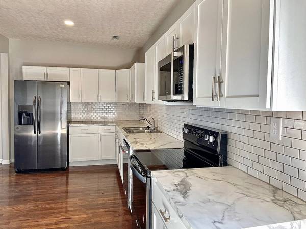 $3,800 / 4 dormitorios - Alquiler amueblado a medio plazo / corto plazo de 4 dormitorios / 2 baños – Lavadora y secadora en la unidad (Omaha)