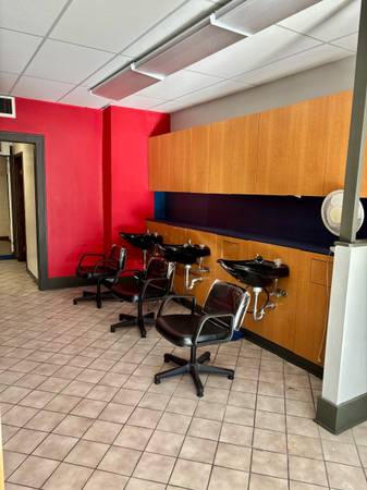 $1,950 / 4br - 2142ft2 - Hair salon for rent! 2000sq ft, fully equiped with 8 stations (West seneca)63925204898819123