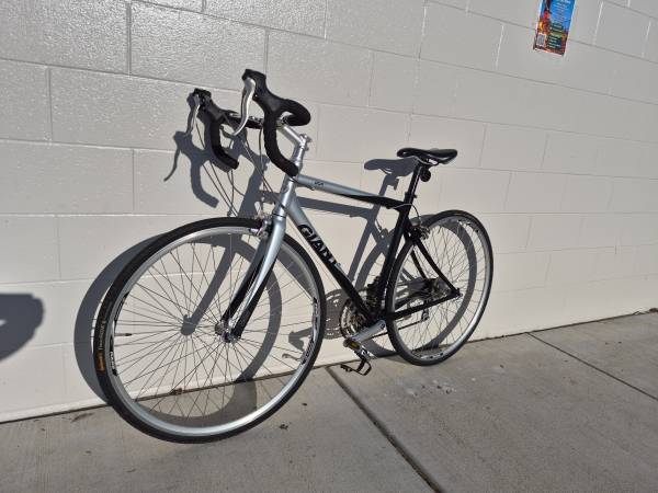 GIANT OCR 3 Road Bike, New tires. Super Fast and Very Light