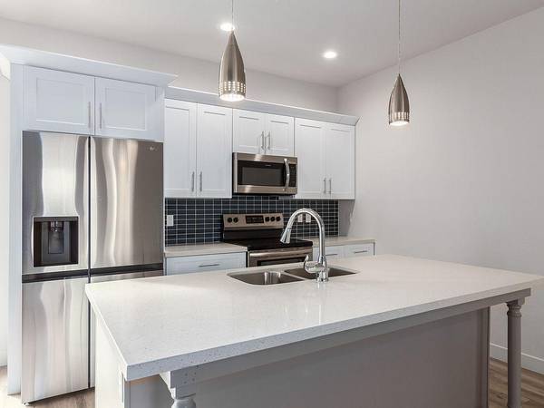 $2,049 / 3br - 1776ft2 - Off Street Parking, Expansive Closets, Spacious Floorplans (South Mountain)64024991008643121