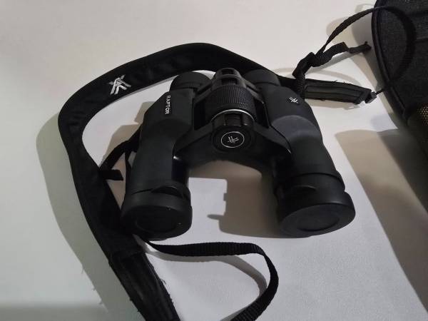 Vortex Binoculars 10x32 like New 1