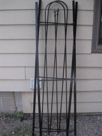 Decorative Black Arbor 8' x 4 ' repainted 1