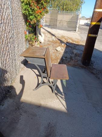 50's SCHOOL DESK 1